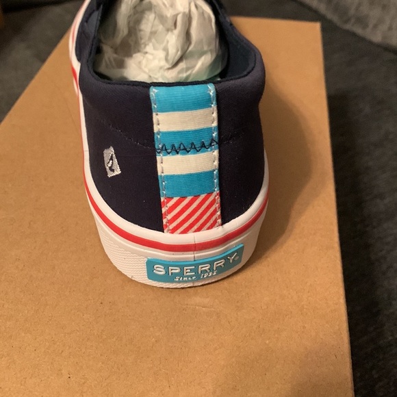 Brand new in box Size 6 Sperry slip on canvas shoes - Picture 4 of 4